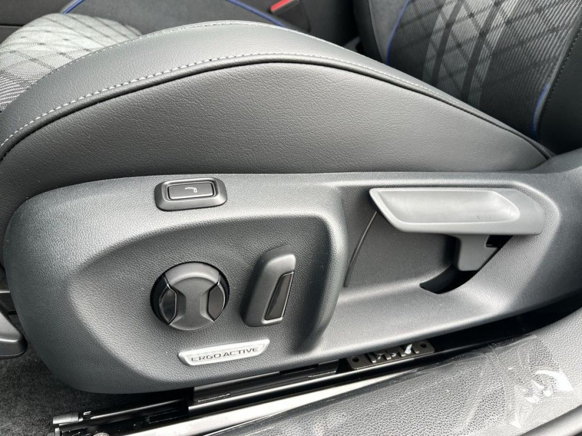 Volkswagen Passat R-Line 2.0 TDI DSG AHK Navi IQ SHZ