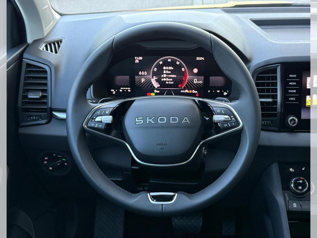 Skoda Karoq SELECTION 1.5 TSI DSG (UVP 43.359€ /KW48/25) AHK/PARK/WINTER/KESSY/230V/4J.GARA./UVM.