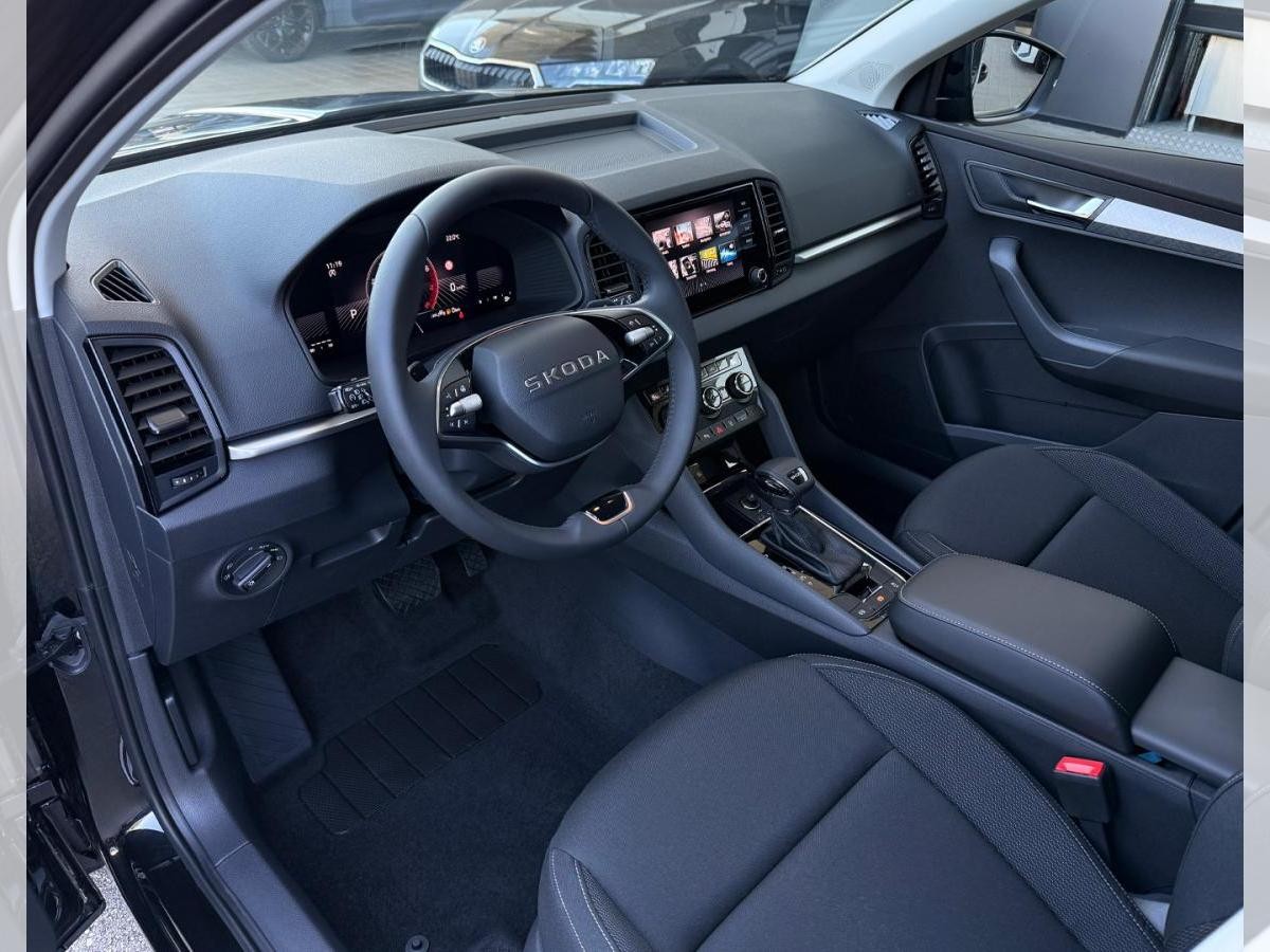 Skoda Karoq SELECTION 1.5 TSI DSG (UVP 43.359€ /KW48/25) AHK/PARK/WINTER/KESSY/230V/4J.GARA./UVM.