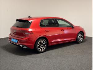 Volkswagen Golf VIII Lim. 1.5 eTSI DSG Active LED RFK Sitzh