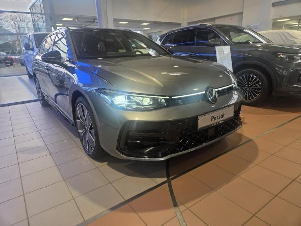 Volkswagen Passat R-Line "Signature" Hybrid //SOFORT VERF.// 272PS - mit 0,5% versteuern, HUD, Leder, LED, Kamera usw. Volkswagen Passat R-Line "Signature" Hybrid //SOFORT VERF.// 272PS - mit 0,5% versteuern, HUD, Leder, LED, Kamera usw.