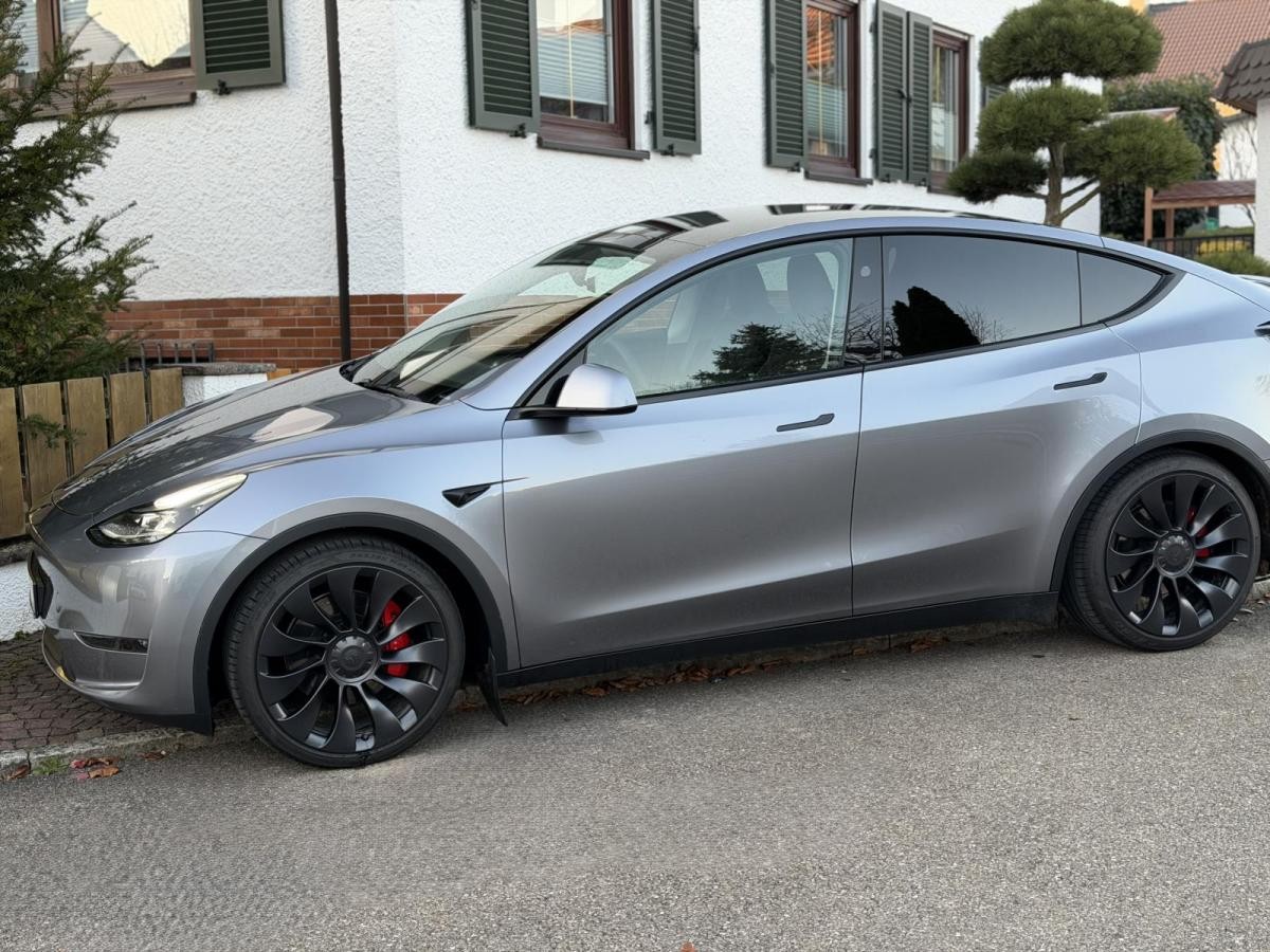 Tesla Model Y Performance - inkl. Winterreifen - Anhängerkupplung