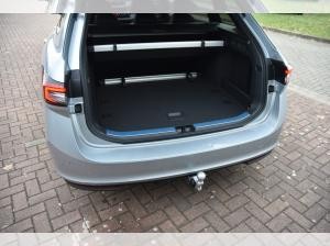 Skoda Superb Combi 2.0TDI Sportline*Navi*AHK*Sthz*Canton