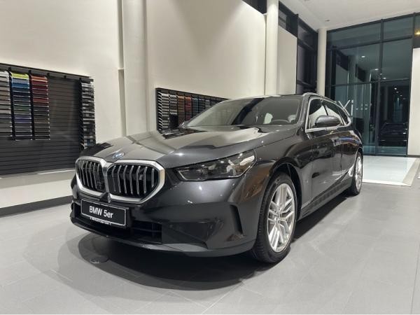 BMW i5 eDrive 40 Touring || AHK H&K Adapt. LED