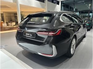 BMW i5 eDrive 40 Touring || AHK H&K Adapt. LED