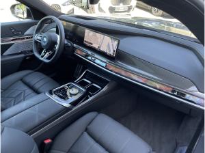 BMW i7 M70 xDrive M Sport || TheatreScreen Massage (G70)
