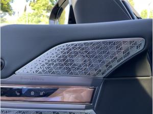 BMW i7 M70 xDrive M Sport || TheatreScreen Massage (G70)