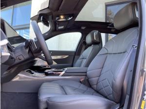 BMW i7 M70 xDrive M Sport || TheatreScreen Massage (G70)