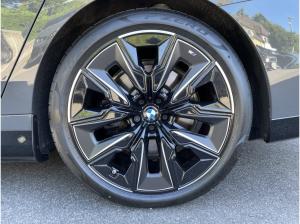 BMW i7 M70 xDrive M Sport || TheatreScreen Massage (G70)
