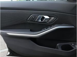 BMW 330 330e xDrive Touring LC PROF+HUD+PANO+AHK+KAMERA