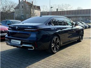 BMW i7 M70 xDrive M Sport //FondEntertainment ExecutiveDrivePro B&W