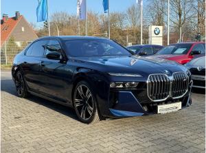 BMW i7 M70 xDrive M Sport //FondEntertainment ExecutiveDrivePro B&W