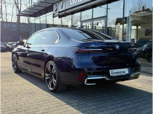 BMW i7 M70 xDrive M Sport //FondEntertainment ExecutiveDrivePro B&W