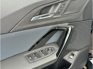 BMW iX1 xDrive30 18-Zoll/AHK/SportSitz/LKH/AdaptLED