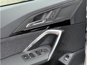 BMW iX1 eDrive20 Panorama/AHK/18-Zoll/PremiumPaket