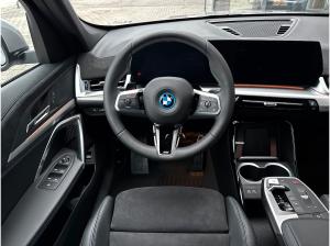 BMW iX1 eDrive20 M-Sportpaket AHK//LKH/Premium/Massag