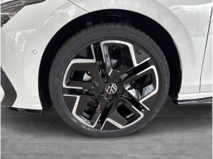 Volkswagen Golf 1.5 R-LINE DSG BLACKSTYLE PANO MATRIXLED LM18