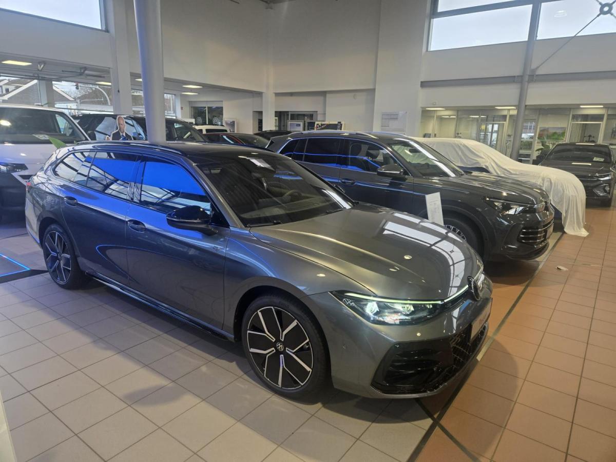 Volkswagen Passat R-Line "Signature" Hybrid //SOFORT VERF.// 272PS - HUD, Leder, LED, Kamera, AHK usw.