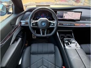 BMW i7 M70 xDrive M Sport //FondEntertainment ExecutiveDrivePro B&W