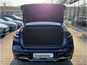 BMW i7 M70 xDrive M Sport //FondEntertainment ExecutiveDrivePro B&W