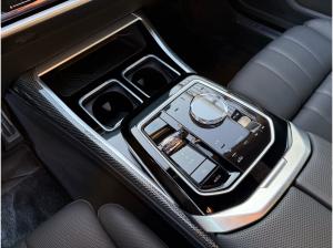 BMW i7 M70 xDrive M Sport //FondEntertainment ExecutiveDrivePro B&W