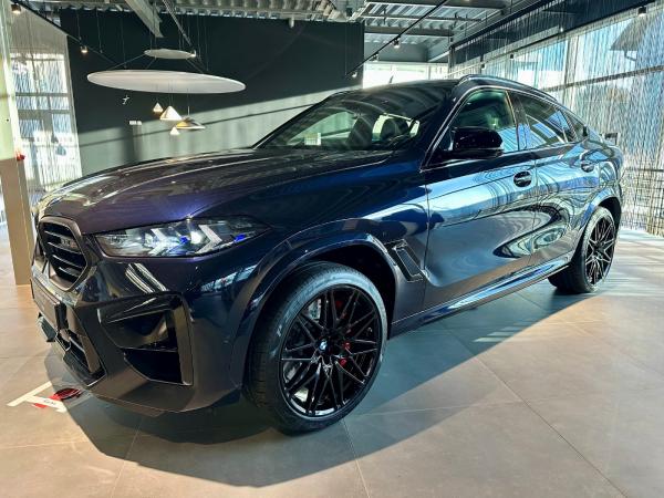 BMW X6 M Competition. CARBONSCHWARZ. INNO. COMFORT+.