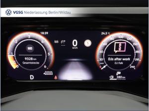 Volkswagen Multivan Style TravelAssist AHK PanoDach Standhzg.