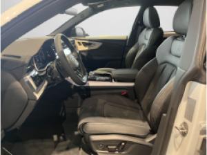 Audi Q8 (4MT)