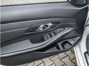 BMW 330 330i xDrive Touring M Sport Pano ACC DA PA HuD