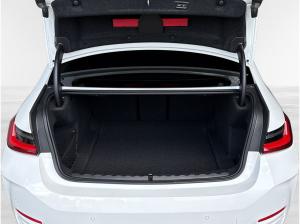 BMW 318 i Limo NAVI,LED-SW,PARK ASSIST,SH,KOMFORTZUGANG,AMBIENTE LICHT