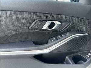 BMW 318 i Limo NAVI,LED-SW,PARK ASSIST,SH,KOMFORTZUGANG,AMBIENTE LICHT