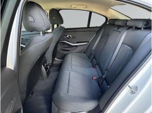 BMW 318 i Limo NAVI,LED-SW,PARK ASSIST,SH,KOMFORTZUGANG,AMBIENTE LICHT