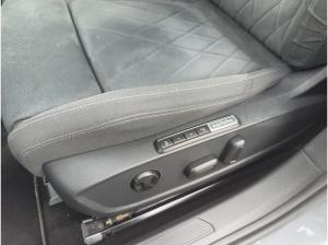 Volkswagen Golf VIII 1.5 eTSI DSG Style Pano Navi LED SHZ