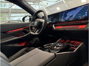 BMW i5 eDrive40 MSportPro Pano DAProf PA+ AHK B/W