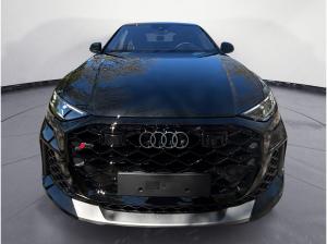 Audi RS Q8 SUV performance **Lageraktion**