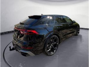 Audi RS Q8 SUV performance **Lageraktion**