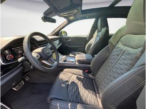 Audi RS Q8 SUV performance **Lageraktion**