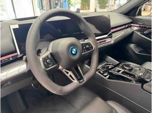 BMW i5 xDrive40 MSport HUD PANO ACC AHK LM 20