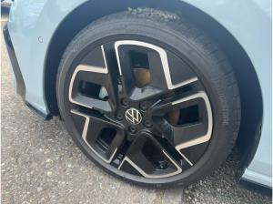 Volkswagen Golf Var. R-LINE 1.5 eTSI DSG PANO HuD KAM IQLED