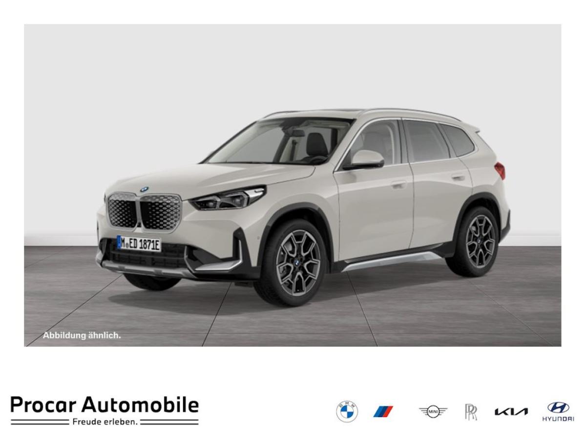 BMW iX1 eDrive20 xLine HUD PANO ACC AHK RFK NAVI LM