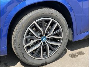 BMW iX1 xDrive30 M SPORT+AHK+HUD+HK SOUND+KAMERA+ACC