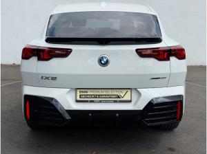 BMW iX2 xDrive30 M SPORT+HUD+AHK+ESITZE+KAMERA+ACC