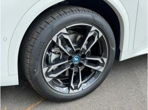 BMW iX2 xDrive30 M SPORT+HUD+AHK+ESITZE+KAMERA+ACC