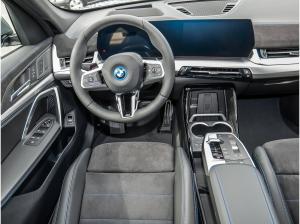 BMW iX1 eDrive20 M Sport HUD PANO ACC AHK 360°KAM