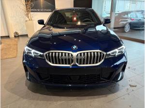 BMW 320 320i Automatik Navi Tempom.aktiv Glasdach Bluetooth PDC MP3 Schn.