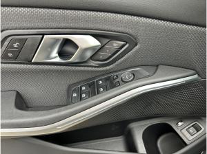 BMW 330 330e xDrive Lim HUD/AdaLED Finanzierung ab 2,49%
