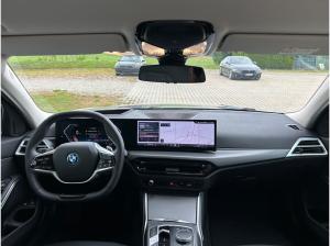 BMW 330 330e xDrive Lim HUD/AdaLED Finanzierung ab 2,49%