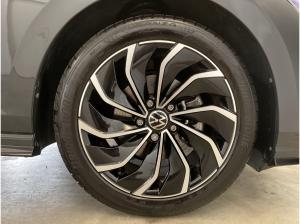 Volkswagen Golf VIII 1.5 eTSI R-Line *DSG*APP*SHZ*PDC*