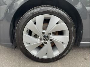 Volkswagen Golf VIII Variant 1.5 eTSI Style DSG Rear View AppConnect