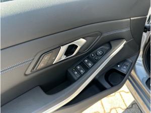 BMW 330 e xDrive M Sport //HeadUp Stop&Go Schiebedach 19 LM